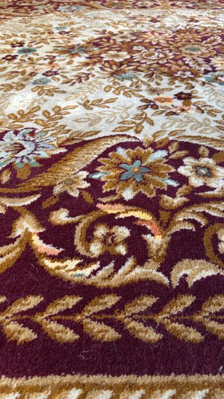 Alfombra de lana beige y roja