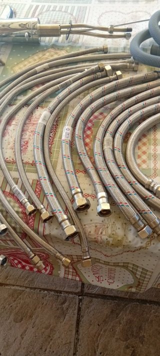 Lote fontanería: mangueras, grifos y más
