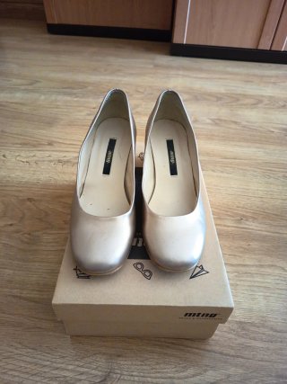 Zapatos de tacón dorados