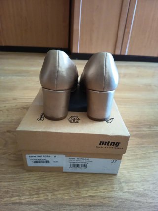 Zapatos de tacón dorados