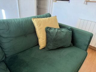 Divano a tre posti con design moderno ed elegante