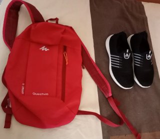 Mochila Quechua roja y zapatillas negras