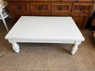 Mesa baja de madera blanca