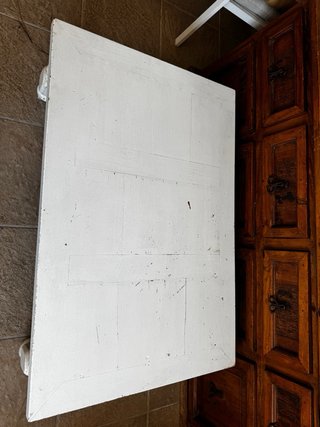 Mesa baja de madera blanca