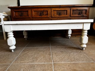 Mesa baja de madera blanca