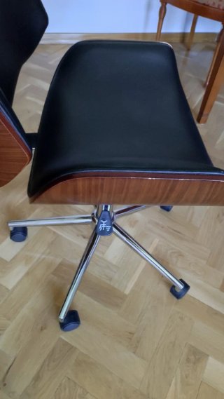 Silla de estudio negra y marrón