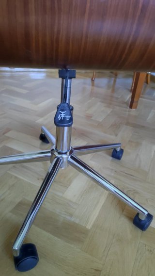 Silla de estudio negra y marrón