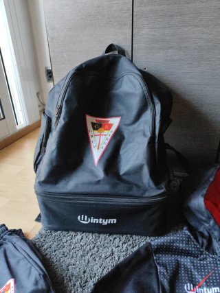 Chándal y Mochila Grup Barna