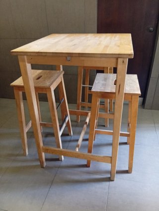 Mesa alta madera con 4 taburetes