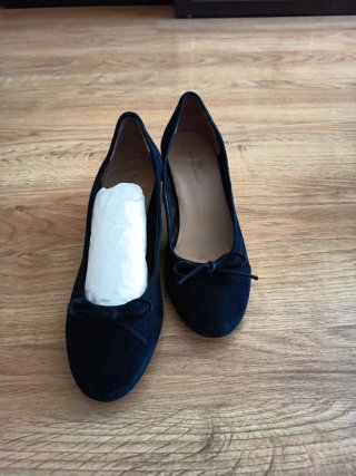 Zapatos de tacón negros.