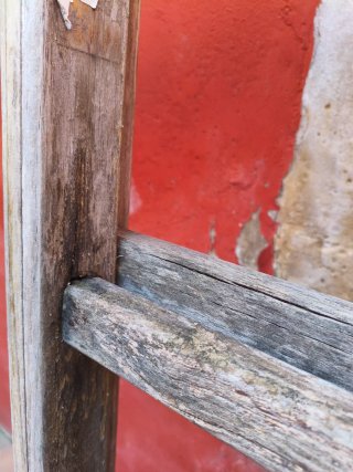 Escalera de madera para restaurar