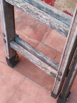 Escalera de madera para restaurar