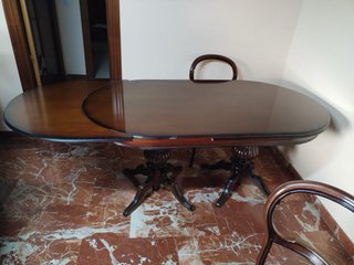Mesa de madera extensible y 6 sillas