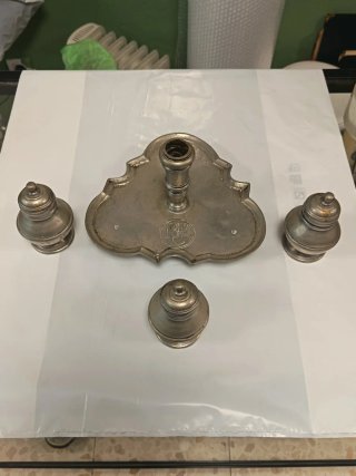 Escribanía metálica antigua con sello