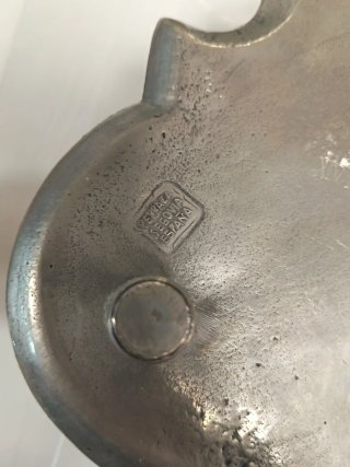 Escribanía metálica antigua con sello