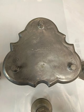 Escribanía metálica antigua con sello