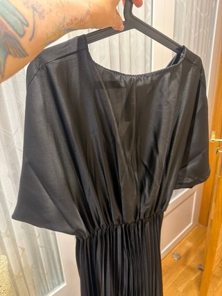 Vestido fiesta negro plisado