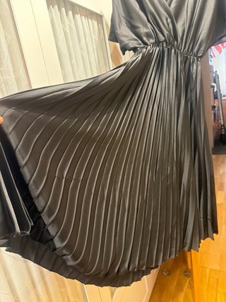Vestido fiesta negro plisado