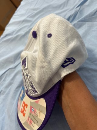 Gorra DC Shoes Morada y Blanca