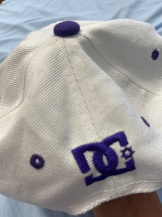Gorra DC Shoes Morada y Blanca