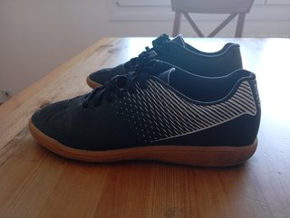 Zapatillas fútbol sala niño negras