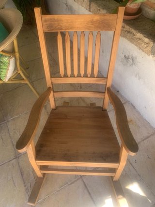Mecedora de madera con cojín gris
