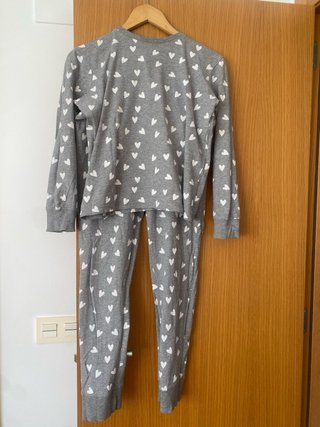 Pijama gris con corazones blancos