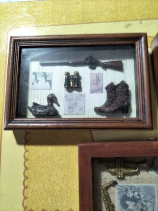 Set di tre vetrine decorative con motivi di caccia e musica