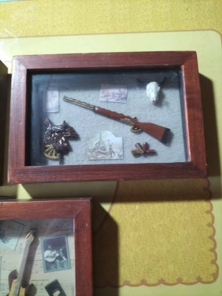 Set di tre vetrine decorative con motivi di caccia e musica
