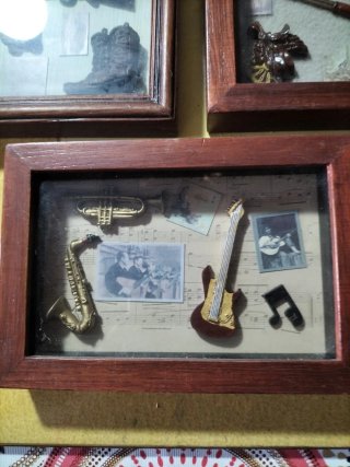 Set di tre vetrine decorative con motivi di caccia e musica