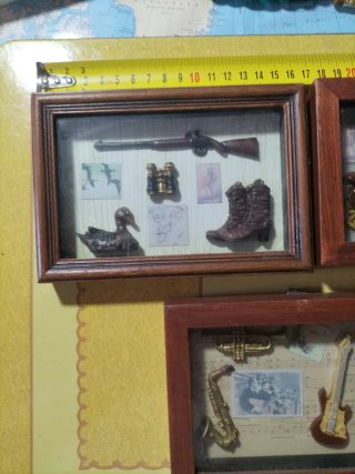 Set di tre vetrine decorative con motivi di caccia e musica