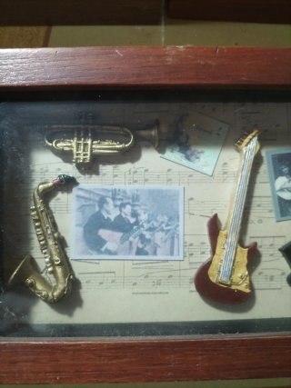 Set di tre vetrine decorative con motivi di caccia e musica