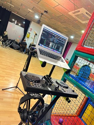 Necesitas un DJ: Mesa controladora y portátil