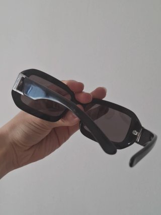 Gafas de sol negras con funda