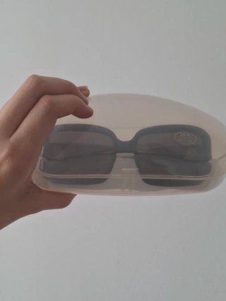 Gafas de sol negras con funda