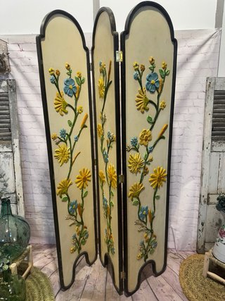 Biombo floral de madera