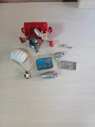 Muñeco ardilla paracaidista con accesorios