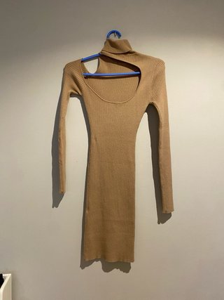 Vestido de punto cuello alto con abertura