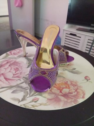 Zapatos violeta con pedrería talla 40