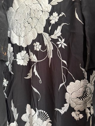 Kimono antiguo bordado negro y plata