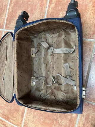 Maleta de viaje azul con ruedas