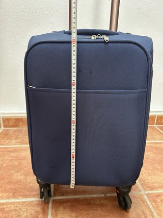 Maleta de viaje azul con ruedas