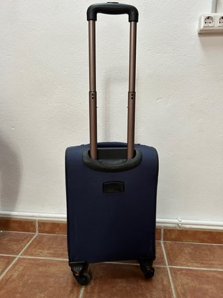 Maleta de viaje azul con ruedas