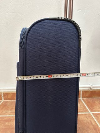 Maleta de viaje azul con ruedas