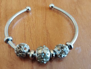 Pulsera plateada con abalorios