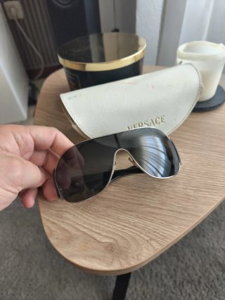 Gafas de sol Versace negras y doradas