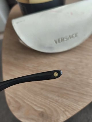 Gafas de sol Versace negras y doradas