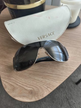 Gafas de sol Versace negras y doradas