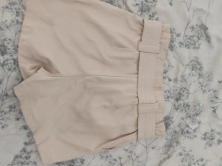 Pantalones cortos polipiel beige con cinturón