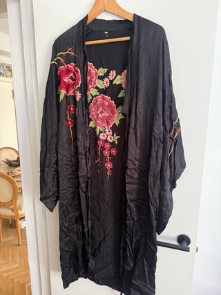 Kimono negro bordado flores rojas talla única